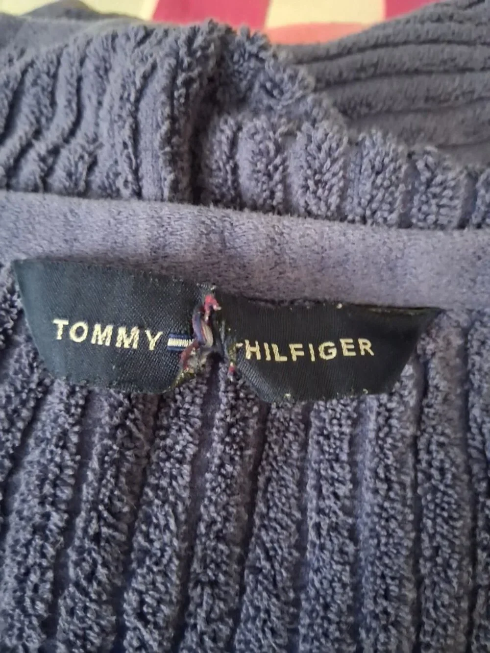 Lot of 6 full length bath towels thick and soft one is a Tommy Hilfiger